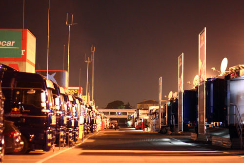 El 'paddock' del Circuit de Catalunya al caer la noche