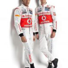 Hamilton y Button con los monos de McLaren de 2012