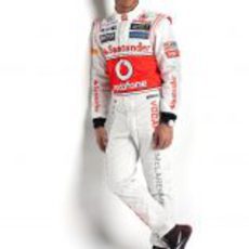 Hamilton posa con el nuevo logo de McLaren