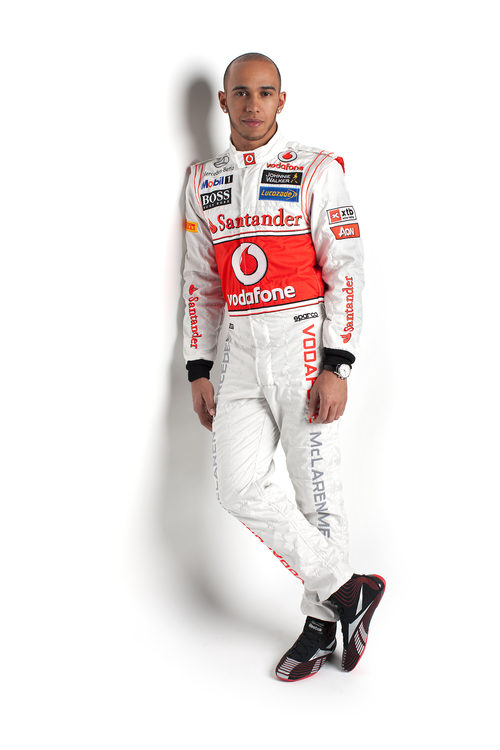 Hamilton posa con el nuevo logo de McLaren