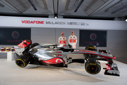 Hamilton y Button con el McLaren MP4-27