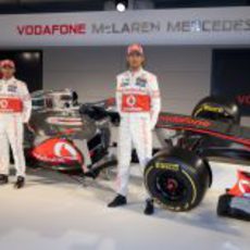 Lewis Hamilton y Jenson Button posan con el McLaren de 2012