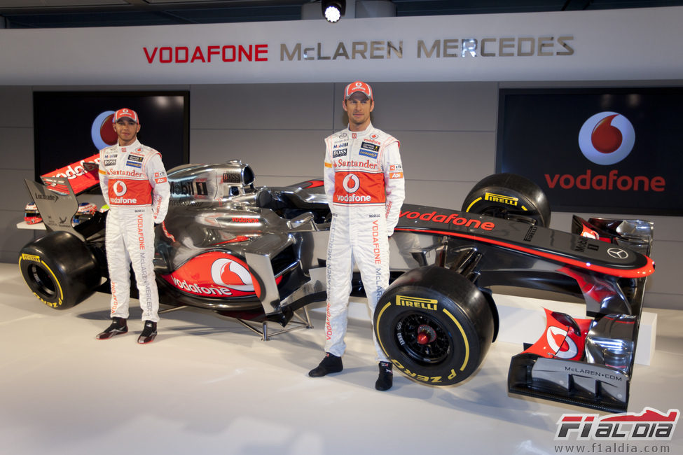 Lewis Hamilton y Jenson Button posan con el McLaren de 2012