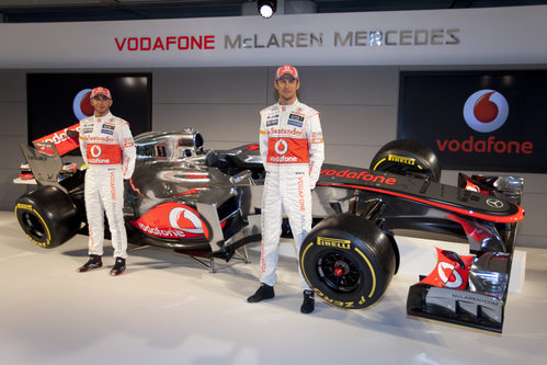 Lewis Hamilton y Jenson Button posan con el McLaren de 2012