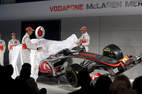 Jenson Button y Lewis Hamilton desvelan el MP4-27