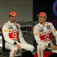 Lewis Hamilton y Jenson Button felices en la presentación del MP4-27