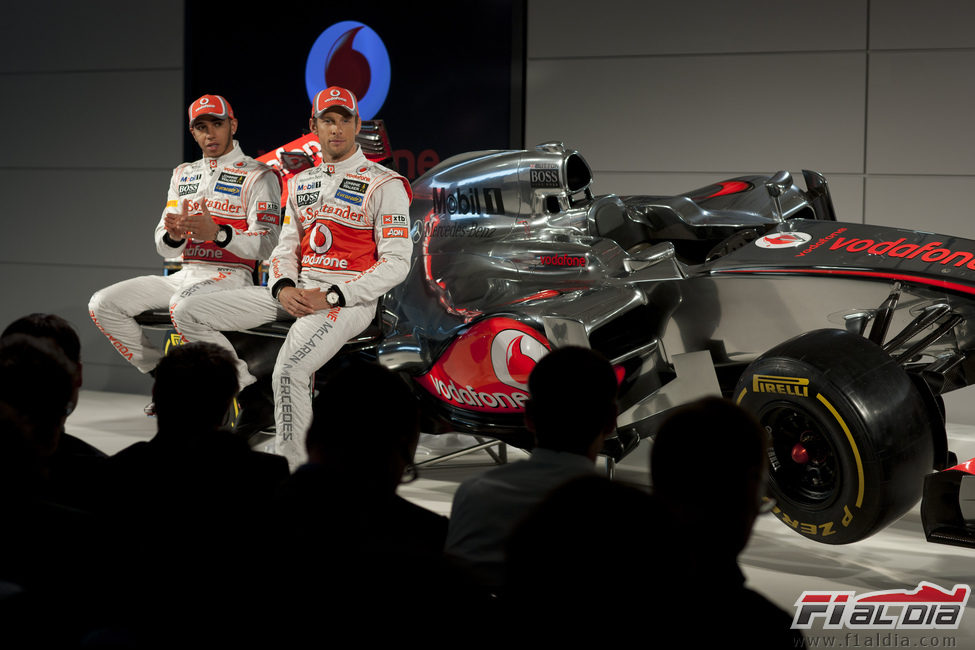 Button y Hamilton responden a la prensa en Woking