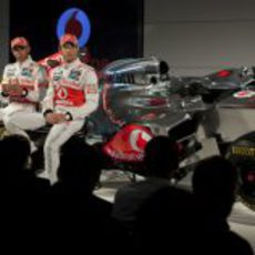 Button y Hamilton responden a la prensa en Woking