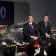 Jonathan Neale y Sam Michael en el la presentación del McLaren