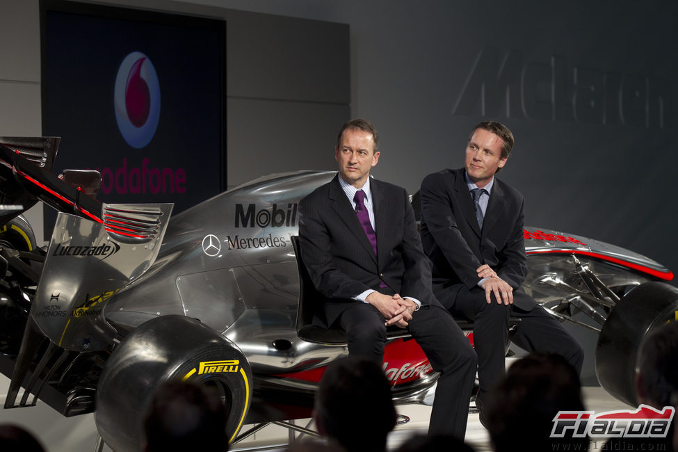 Jonathan Neale y Sam Michael en el la presentación del McLaren