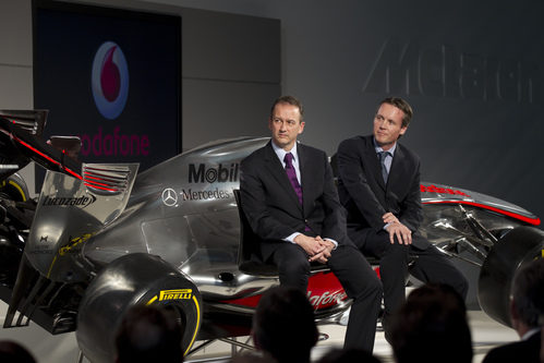 Jonathan Neale y Sam Michael en el la presentación del McLaren