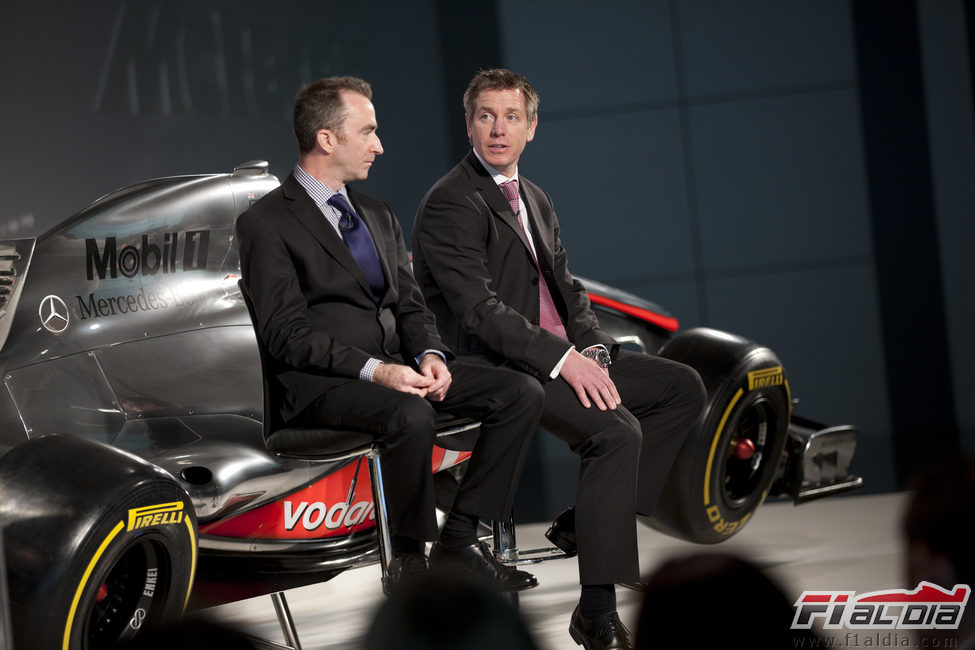 Paddy Lowe y Tim Goss en la presentación del McLaren de 2012