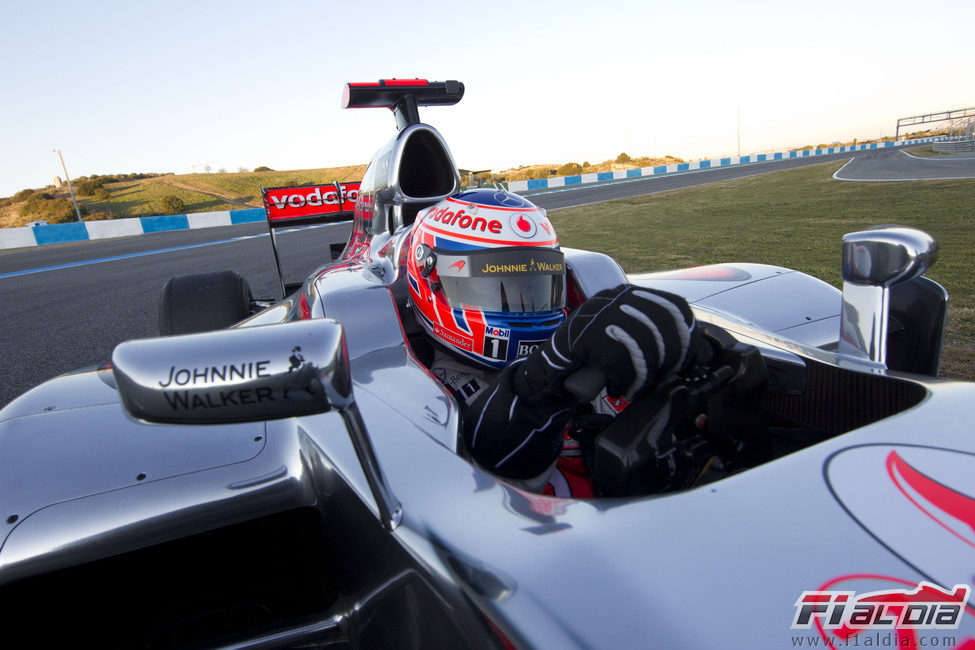 Primer plano de Button en el McLaren MP4-27