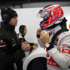 Jenson Button se pone el casco en Jerez