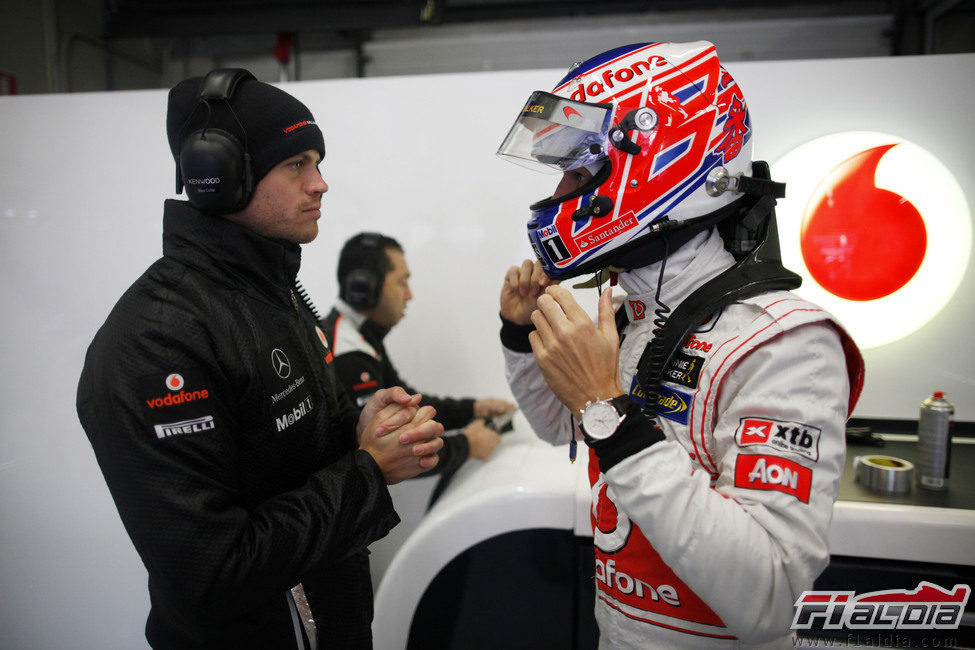 Jenson Button se pone el casco en Jerez