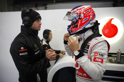Jenson Button se pone el casco en Jerez