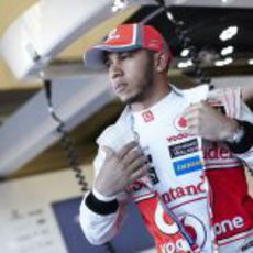 Lewis Hamilton en su box en Jerez