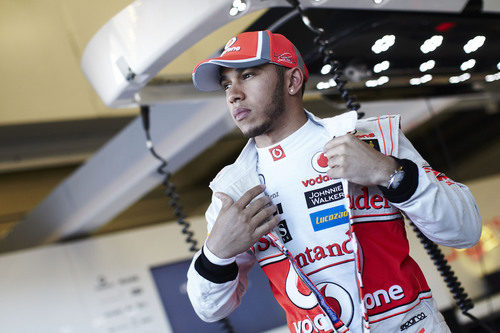 Lewis Hamilton en su box en Jerez