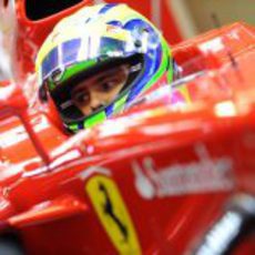 Felipe Massa sentado en el F2012 en Barcelona