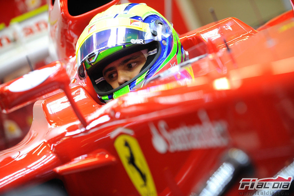 Felipe Massa sentado en el F2012 en Barcelona