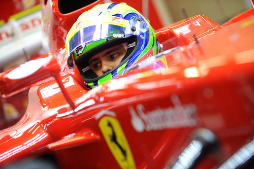 Felipe Massa sentado en el F2012 en Barcelona