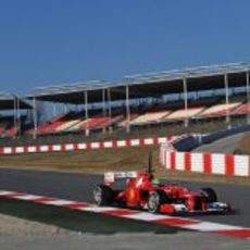 Felipe Massa pasa frente a las gradas de Montmeló