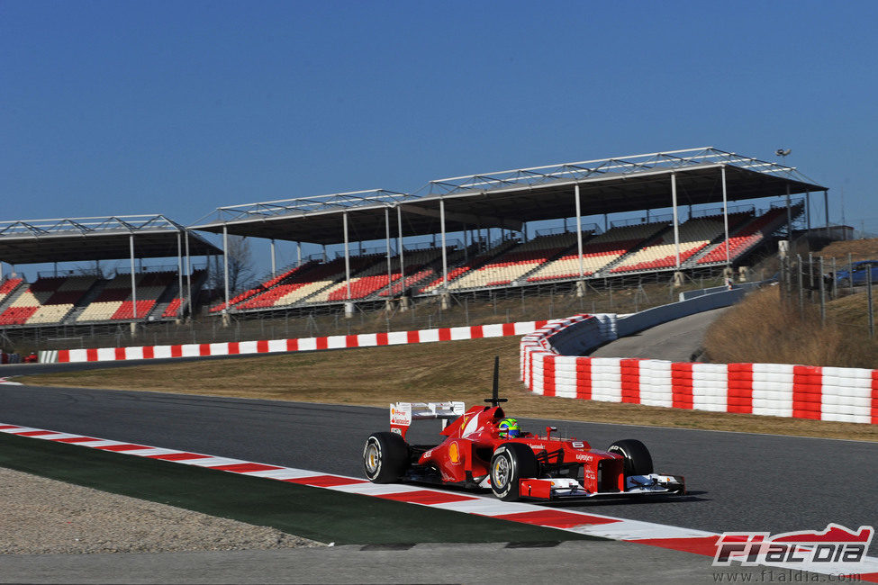 Felipe Massa pasa frente a las gradas de Montmeló