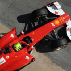 Felipe Massa sale de so box en los test de Barcelona