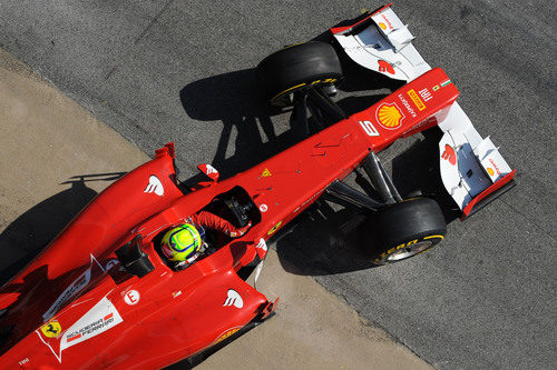 Felipe Massa sale de so box en los test de Barcelona