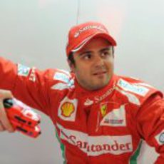 Felipe Massa en su box en Barcelona