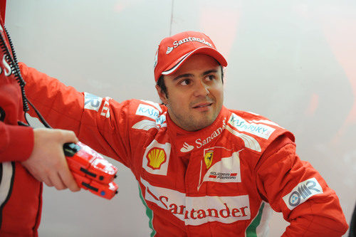 Felipe Massa en su box en Barcelona