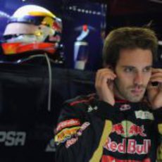 Jean-Eric Vergne en el box de Toro Rosso en Barcelona