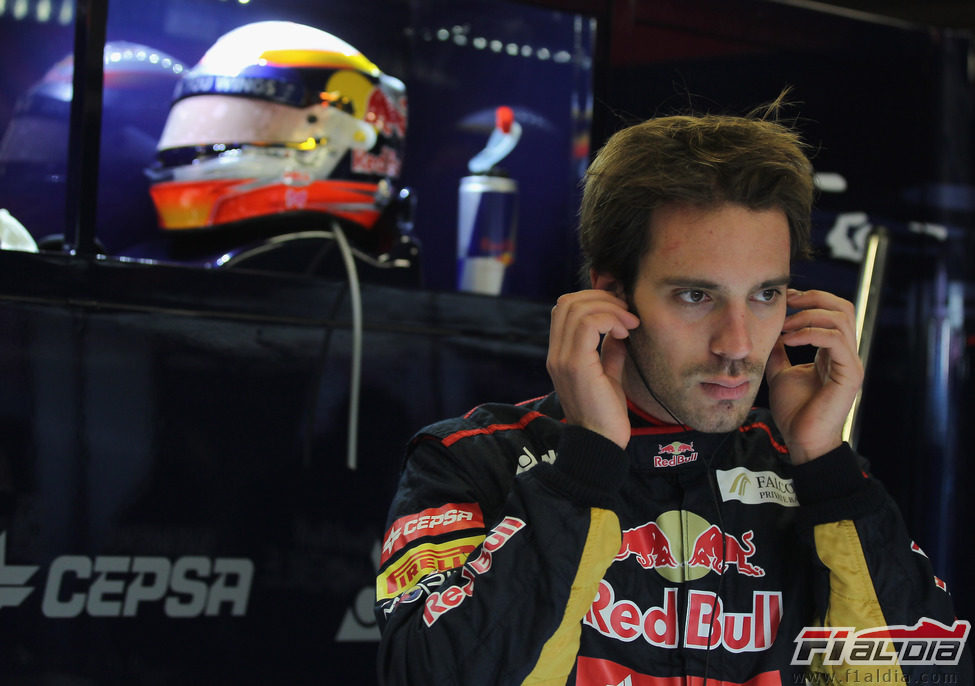 Jean-Eric Vergne en el box de Toro Rosso en Barcelona