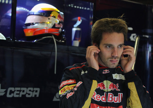 Jean-Eric Vergne en el box de Toro Rosso en Barcelona