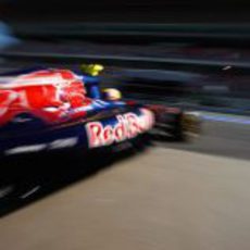 Vergne sale del box con el Toro Rosso