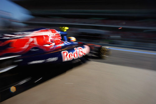 Vergne sale del box con el Toro Rosso