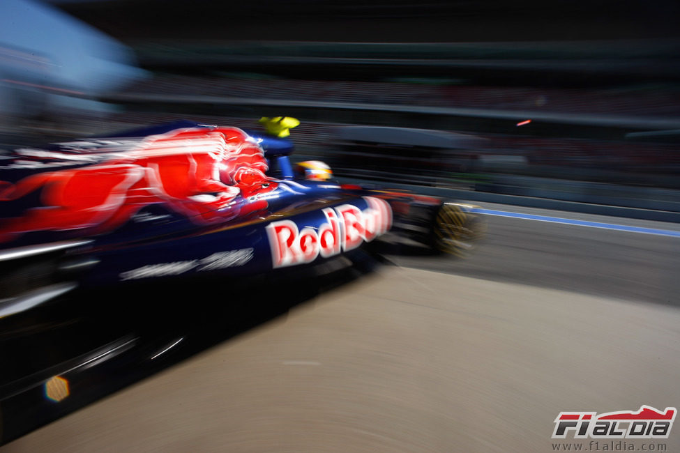 Vergne sale del box con el Toro Rosso