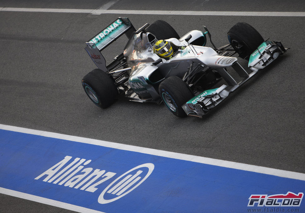 Rosberg a pista con el Mercedes W03