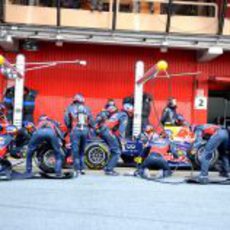Cambio de neumáticos para Mark Webber en Barcelona
