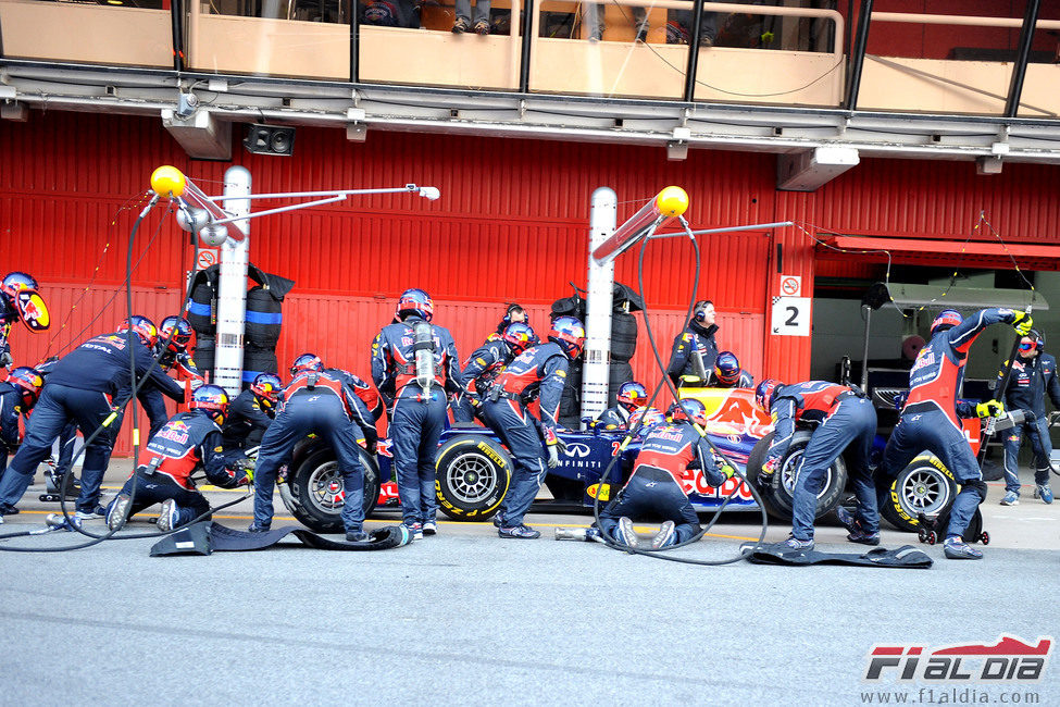 Cambio de neumáticos para Mark Webber en Barcelona