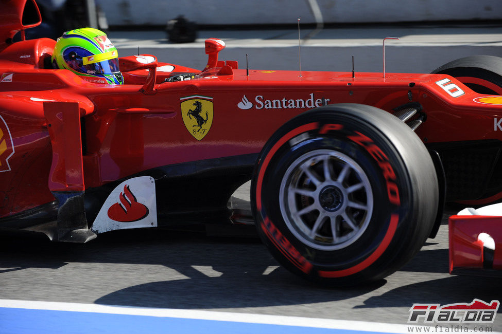 Felipe Massa con los Pirelli superblandos en Barcelona