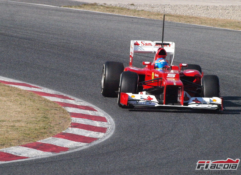 Fernando Alonso se acerca a una de las curvas del Circuit
