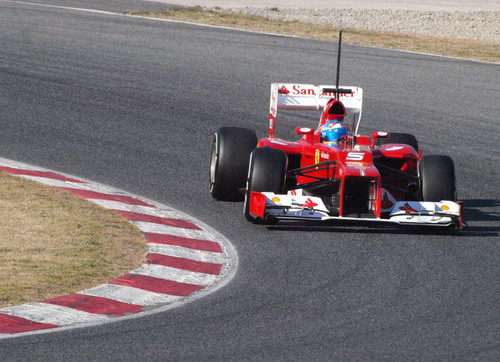 Fernando Alonso se acerca a una de las curvas del Circuit