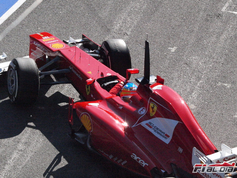 Alonso sale de su box en los test de Barcelona