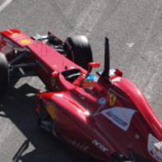 Alonso sale de su box en los test de Barcelona