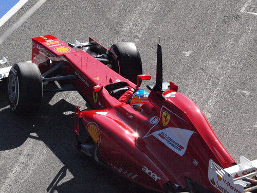 Alonso sale de su box en los test de Barcelona