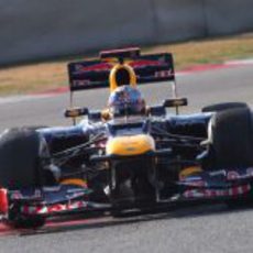 Plano frontal del Red Bull de Vettel en los test de Montmeló