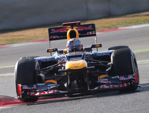 Plano frontal del Red Bull de Vettel en los test de Montmeló