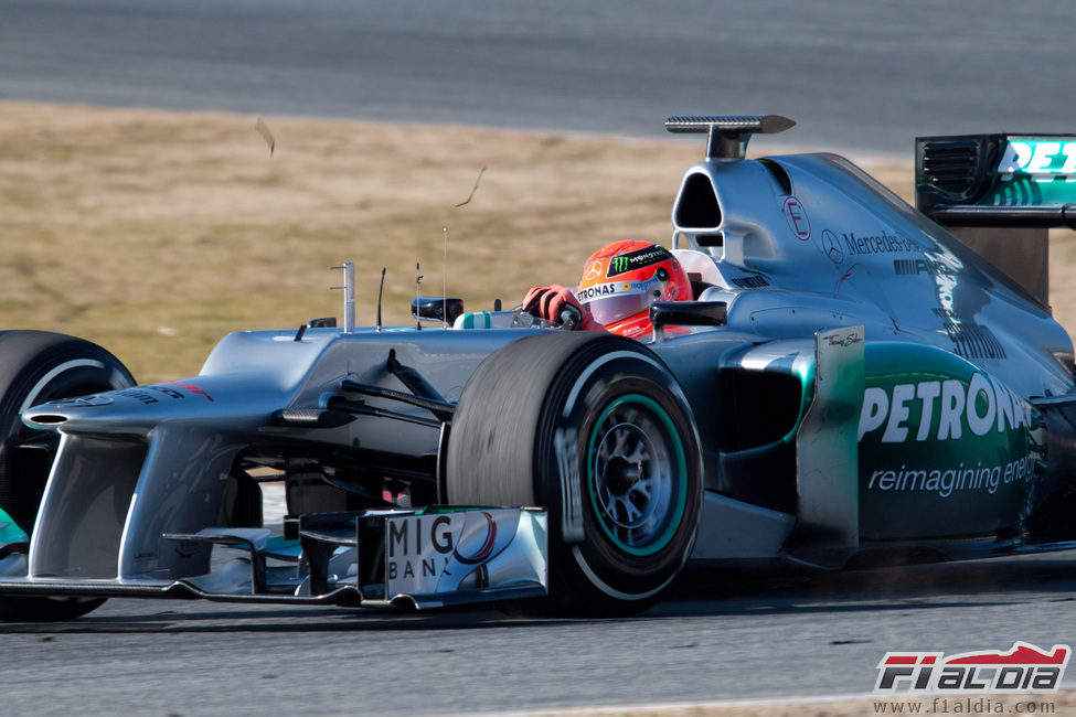 Schumacher al volante del W03 en Montmeló