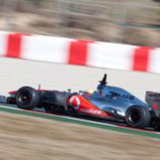 Lewis Hamilton rueda con el MP4-27 en Barcelona